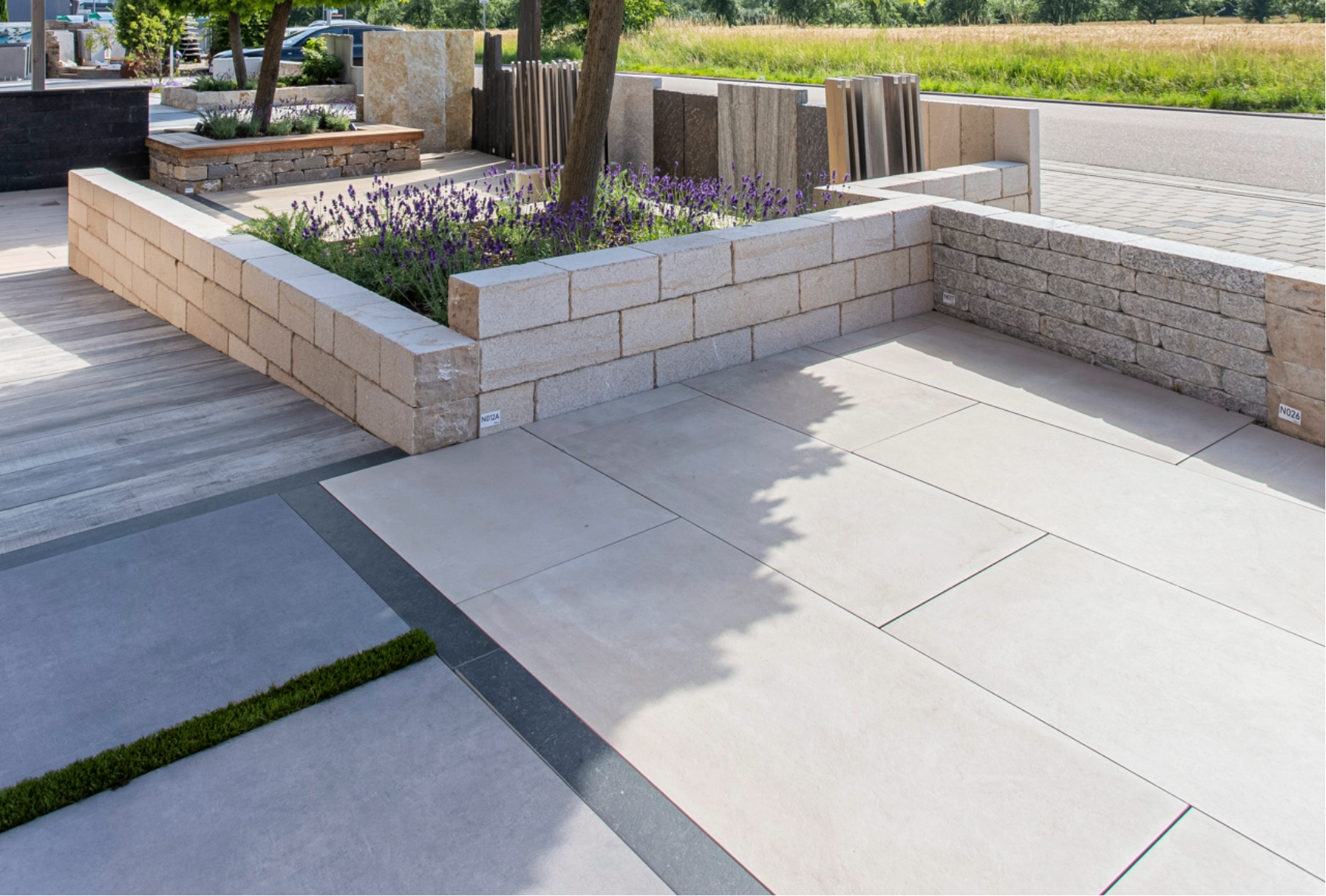 Terrassenfläche mit Sandsteinmauer und Lavendelbeet