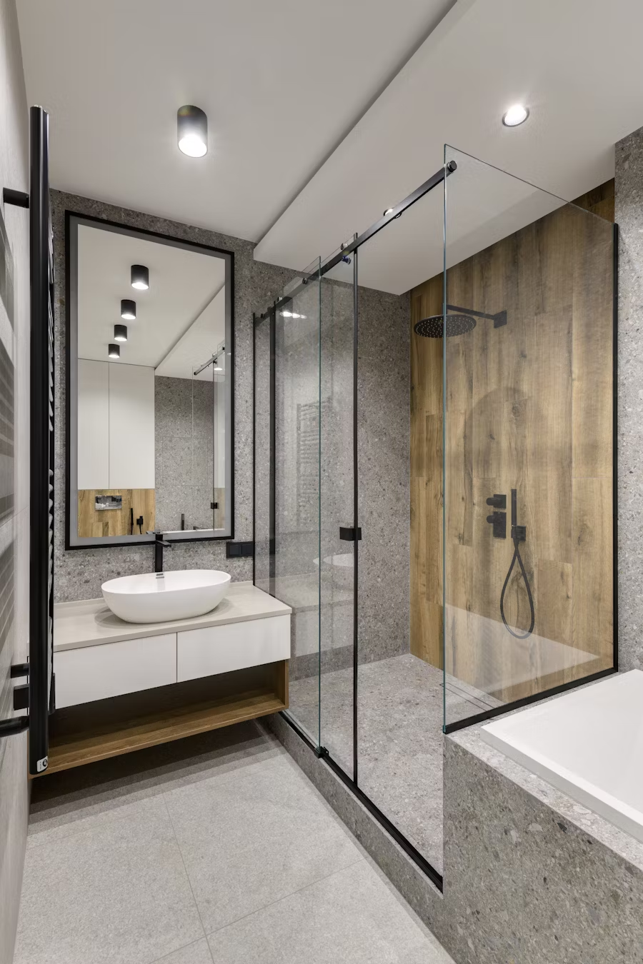 Elegantes Bad mit Natursteinoptik und Holzdekor