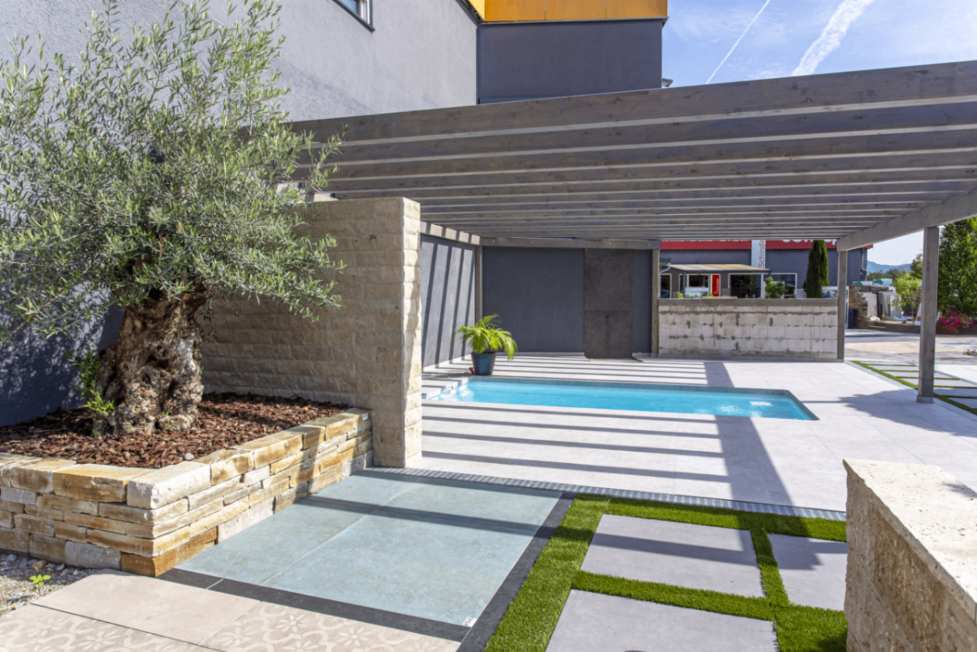 Terrassenanlage mit Pool, Naturstein und Pergola